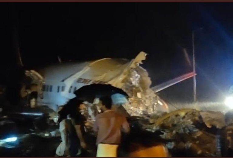 Αεροσκάφος με σχεδόν 200 επιβάτες κόπηκε στα δύο στην Ινδία [βίντεο & εικόνες]