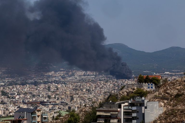 Εφιάλτης στη Μεταμόρφωση – Πυρκαγιά σε εργοστάσιο ανακύκλωσης πλαστικών – Καπνοί σκέπασαν τον αττικό ουρανό (video)