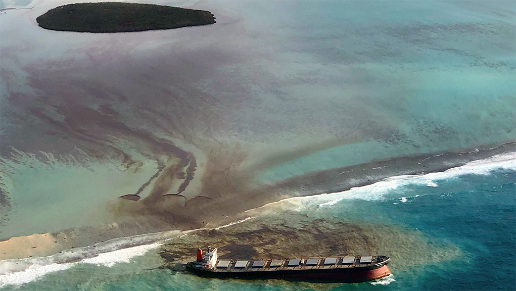 Μαυρίκιος: Σταμάτησε η διαρροή από το πλοίο που εξόκειλε — κινδυνεύει να διαλυθεί