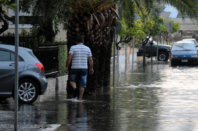 Άνοιξαν οι ουρανοί στον Λαγκαδά Θεσσαλονίκης- Βροχές, καταιγίδες και καλές θάλασσες για σήμερα (video)