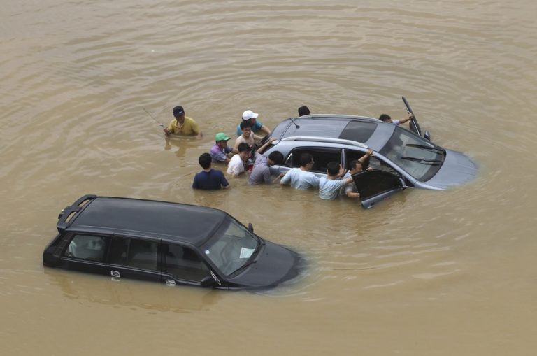 Φονικές πλημμύρες στη Ν. Κορέα με 13 θανάτους και πάνω από 1000 ανέστιους