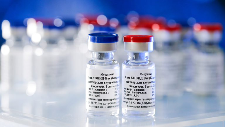 Ρωσοαμερικανικός ανταγωνισμός για το εμβόλιο εν μέσω έξαρσης της πανδημίας