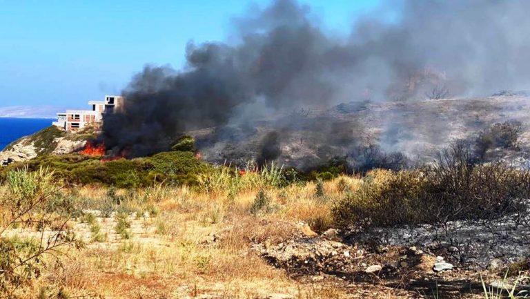 Ηράκλειο: Φωτιά στην Αγία Πελαγία κινητοποίησε Πυροσβεστική και Λιμενικό
