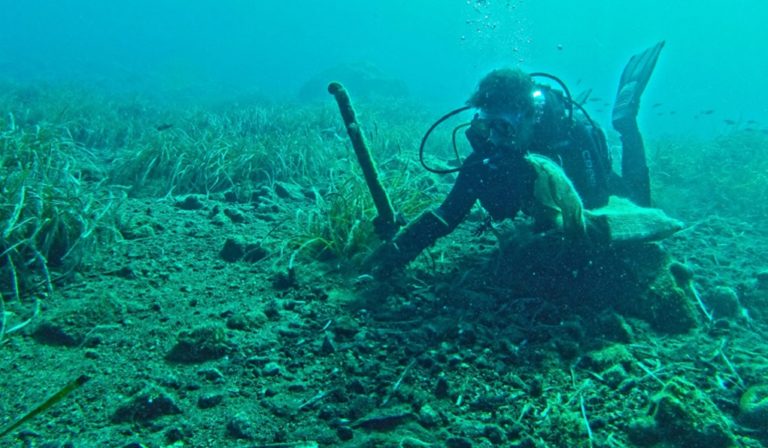 Ανέσυραν 827 κιλά απορριμμάτων από το βυθό στη Σαντορίνη