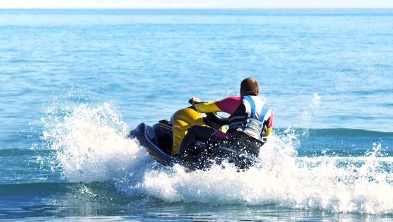 ΣτΕ: «Κόκκινη κάρτα» για jet ski, flyboard, σκάφη στον Πλατύ Γιαλό της Μυκόνου