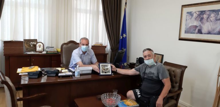 Στον Δήμαρχο Ελασσόνας ο πρωταθλητής Ελλάδος στίβου ΑμεΑ Δ. Καφές