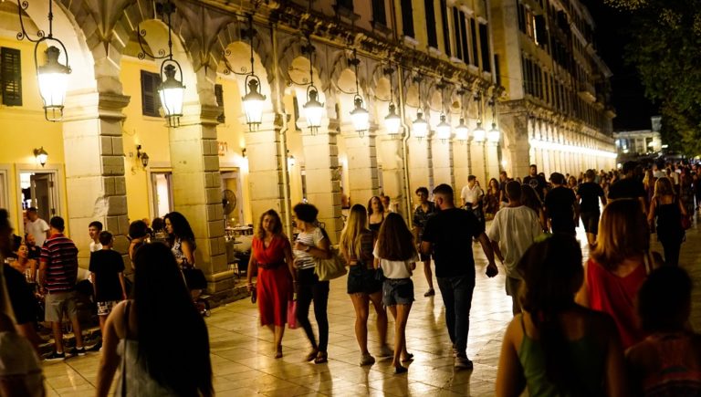 Covid-19: Θετικοί επτά 19χρονοι Ιταλοί μετά από διακοπές στην Κέρκυρα