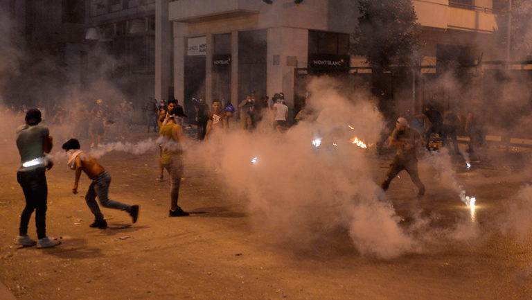 Η ΕΡΤ στη Βηρυτό: Νέες επεισοδιακές διαδηλώσεις – Στους 220 οι νεκροί από τις εκρήξεις (video)