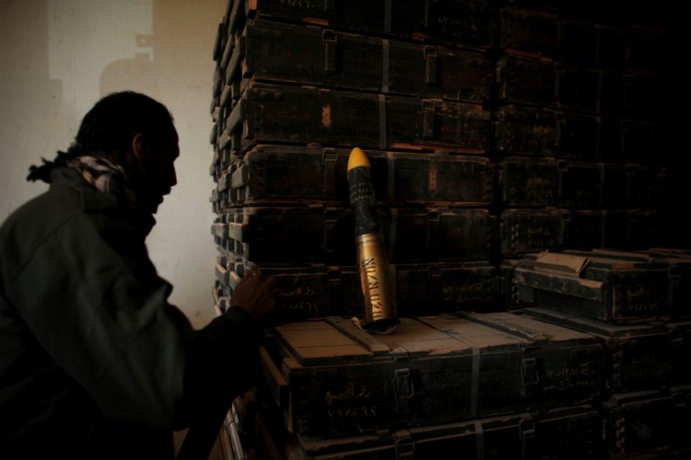 Κυρώσεις σε όσους σπάνε το εμπάργκο όπλων στη Λιβύη προωθούν Βερολίνο, Παρίσι, Ρώμη