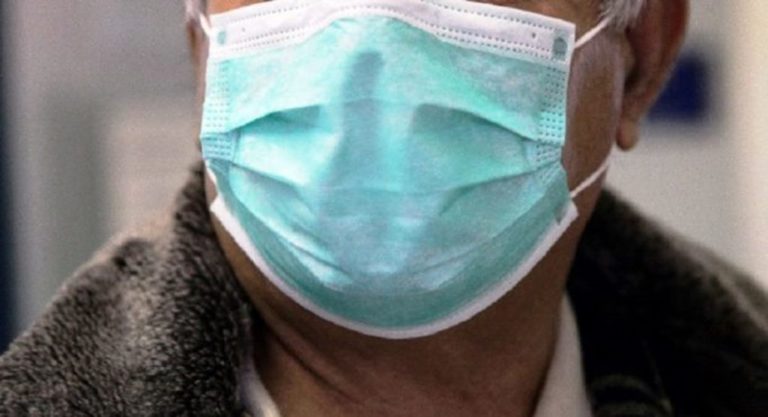 United Airlines: Κατέβασαν επιβάτη από αεροσκάφος που επέμενε να φοράει στρινγκ αντί για μάσκα στο πρόσωπο