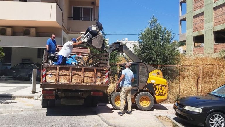 Άγιος Νικόλαος: Μαζεύουν εγκαταλελειμμένα αυτοκίνητα και μηχανές