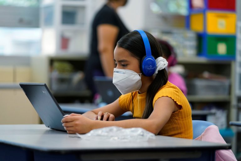 Συγκεντρώνουν Laptop για να τα διανείμουν σε μαθητές – Πρωτοβουλία παλαιμάχων ποδοσφαιριστών
