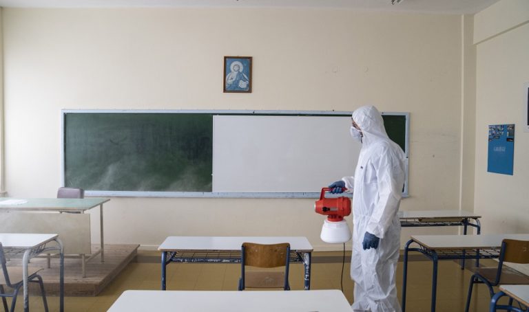Πρόεδρος της ΚΕΔΕ στην ΕΡΤ: Τέσσερις μάσκες ανά μαθητή – Οι προσλήψεις των καθαριστών