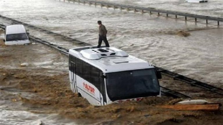 Νεκροί και αγνοούμενοι από “πρωτοφανείς” πλημμύρες στη βόρεια Τουρκία