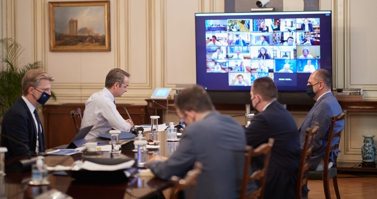 Σε αναμονή νέων μέτρων μετά τη σύσκεψη υπό τον πρωθυπουργό για την διασπορά του κορονοϊού (video)