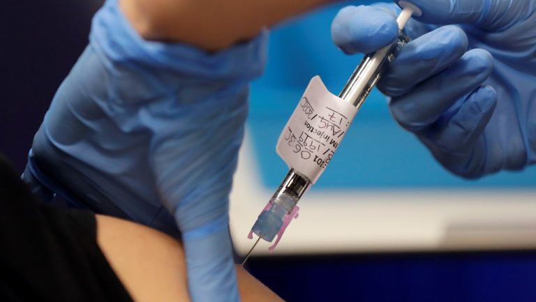Bloomberg: Η AstraZeneca ενδέχεται να προχωρήσει σε νέα κλινική δοκιμή του εμβολίου της