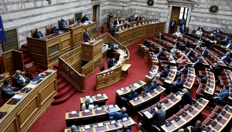 Κατατέθηκε στη Βουλή το νομοσχέδιο για τη μείωση των ασφαλιστικών εισφορών