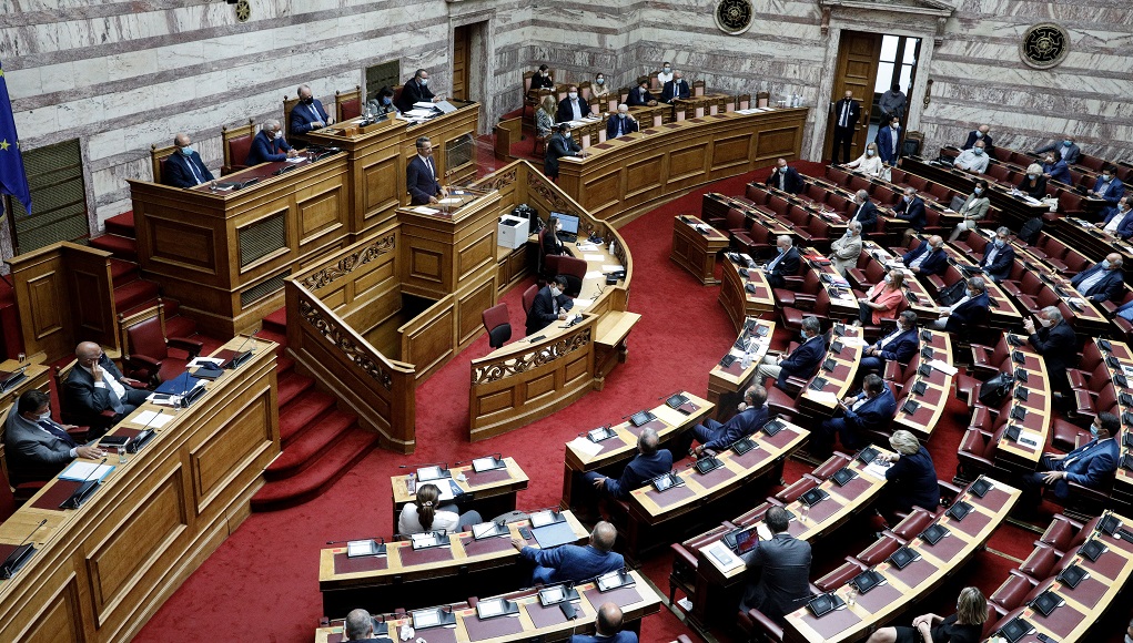 Κατατέθηκε στη Βουλή το νομοσχέδιο για τη μείωση των ασφαλιστικών εισφορών