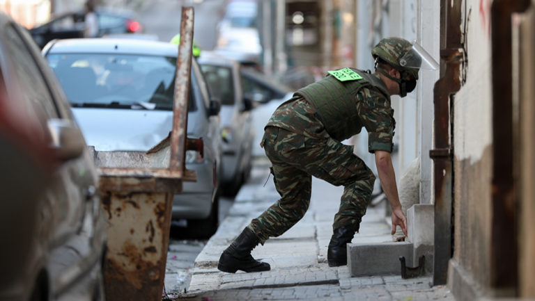 Χειροβομβίδα βρέθηκε σε πατάρι διαμερίσματος στα Εξάρχεια