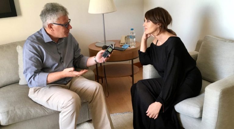 Η Μόνικα Μπελούτσι στο Δεύτερο Πρόγραμμα – Αποκλειστική ραδιοφωνική συνέντευξη στον Φώτη Απέργη (video)