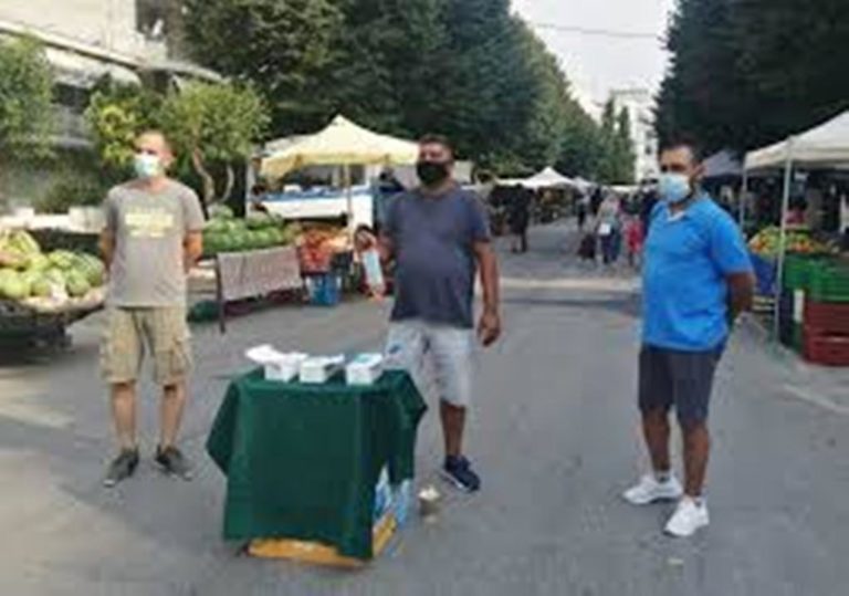 Σέρρες : Δωρεάν μάσκες στους καταναλωτές από τους μικροπωλητές της λαϊκής αγοράς