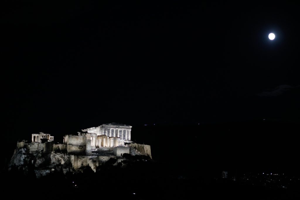 Εντυπωσιακό φωτορεπορτάζ και βίντεο από τον φωτισμό της Ακρόπολης