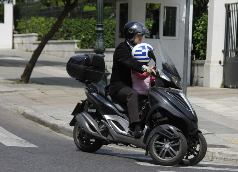 Έρχονται αλλαγές στον ΚΟΚ: Μετά τα 16 τα παιδιά συνεπιβάτες σε μηχανάκι – Κάθισμα αυτοκινήτου μέχρι τα 12