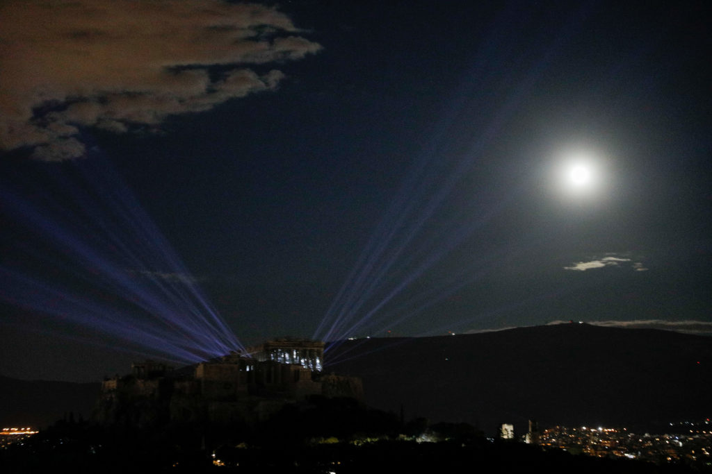 Εντυπωσιακό φωτορεπορτάζ και βίντεο από τον φωτισμό της Ακρόπολης