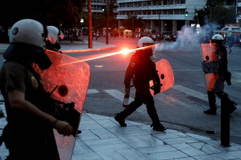 Ένταση στο Σύνταγμα -Διαδηλωτές επιχείρησαν να κατευθυνθούν προς την τουρκική πρεσβεία