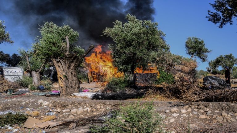 Μόρια: Παρανάλωμα και οι λιγοστές σκηνές που είχαν απομείνει όρθιες εκτός του ΚΥΤ (video)