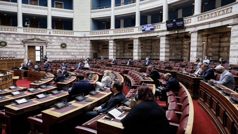 Βουλή: Επιστροφή στην επιστολική ψήφο -Προβλήματα στην εξ αποστάσεως ψηφοφορία