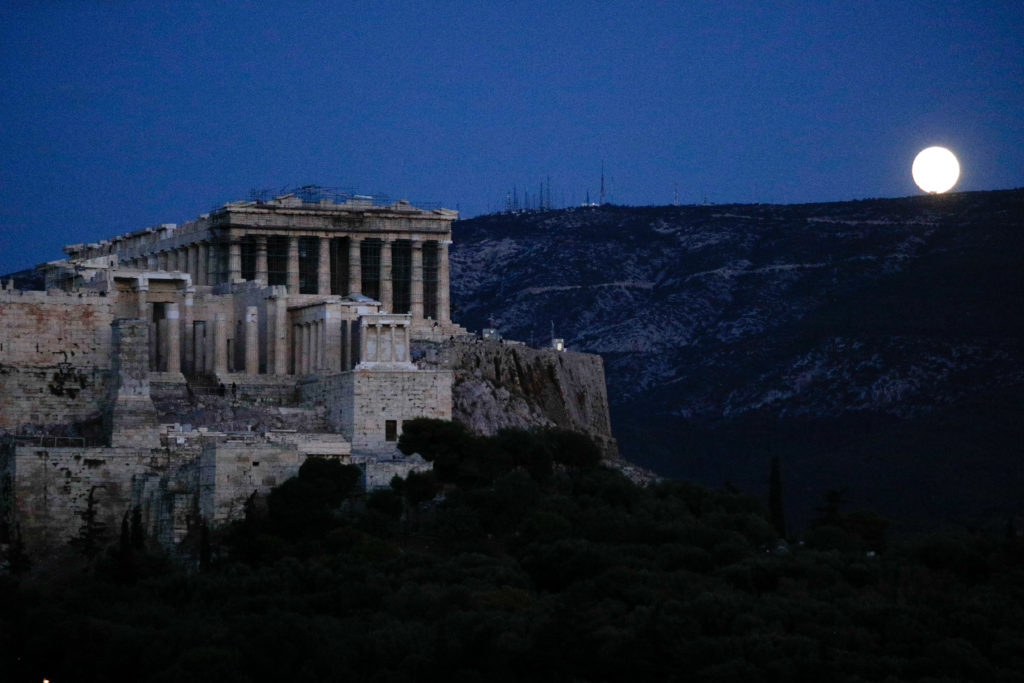 Εντυπωσιακό φωτορεπορτάζ και βίντεο από τον φωτισμό της Ακρόπολης