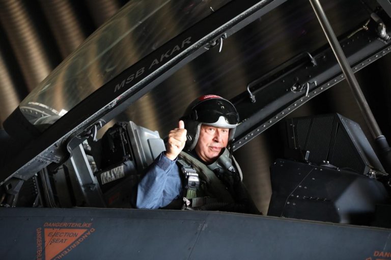 “Λεονταρισμοί” Ακάρ : Πέταξε πάνω από το Β. Αιγαίο με F-16