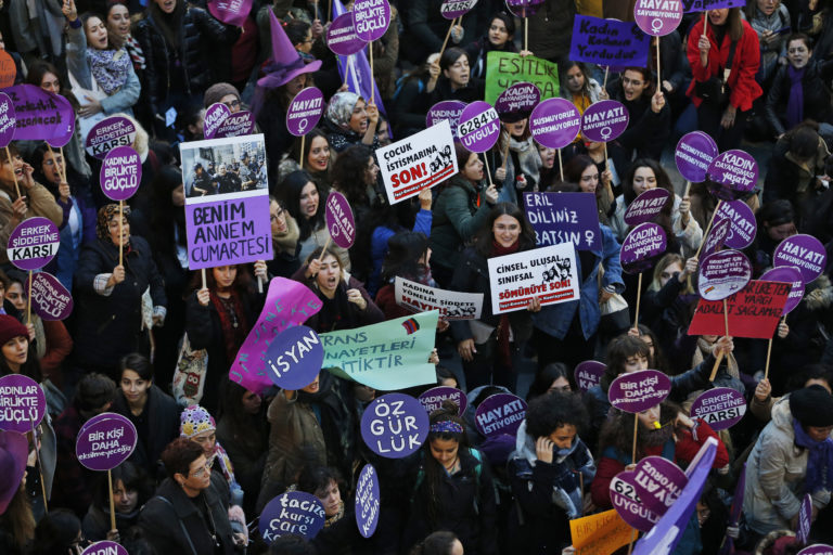 Τουρκία: Οι γυναίκες υπερασπίζονται τη Σύμβαση της Κωνσταντινούπολης κατά της ενδοοικογενειακής βίας
