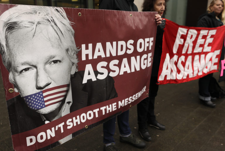 WikiLeaks: Βρετανικό δικαστήριο αποφάσισε κατά της έκδοσης του Τζούλιαν Ασάνζ στις ΗΠΑ (βίντεο)