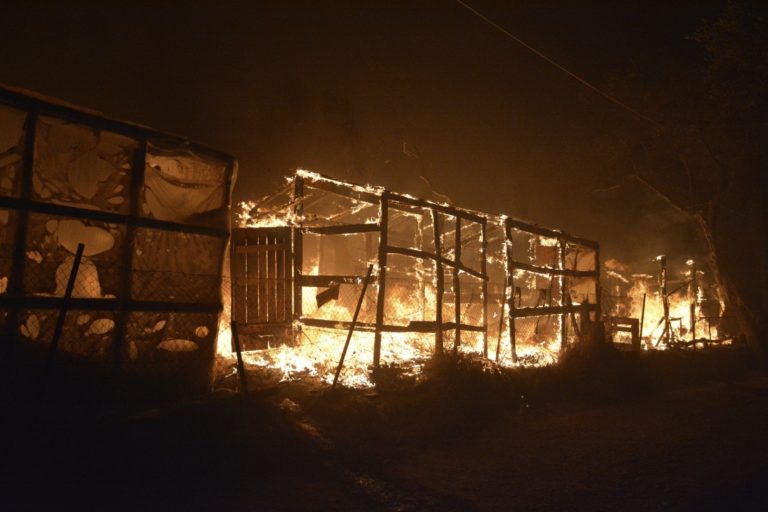 Πυρκαγιά στη Μόρια: Τι γράφουν τα διεθνή ΜΜΕ