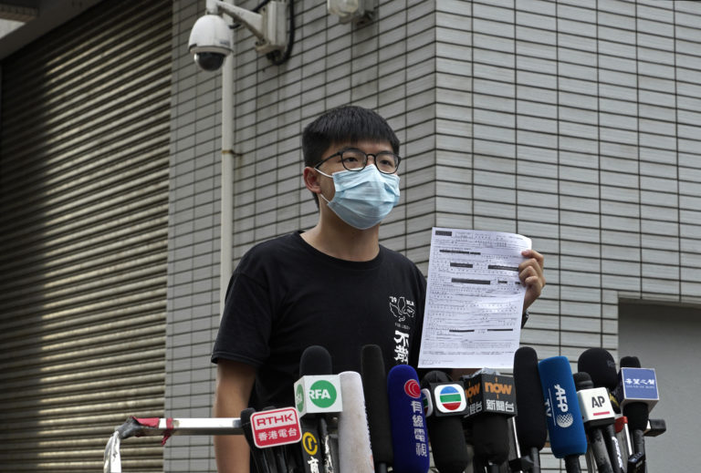 Χονγκ Κονγκ: Συνελήφθη 23χρονος ακτιβιστής – Ε.Ε.: Η σύλληψή του τορπιλίζει την εμπιστοσύνη μας προς την Κίνα