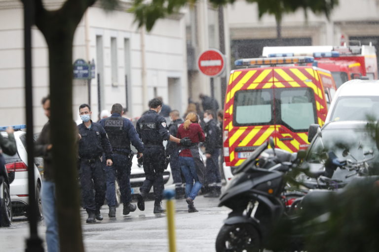Επίθεση με τραυματίες έξω από το Charlie Hebdo στο Παρίσι