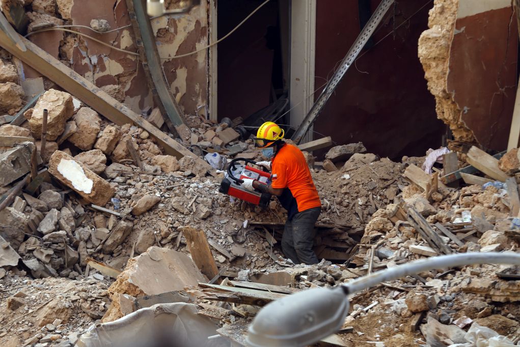 Διασώστες εντόπισαν ίχνη ζωής κάτω από τα χαλάσματα κτηρίου στη Βηρυτό