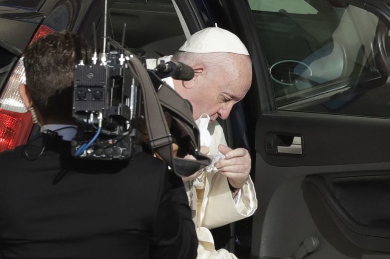 Βατικανό: Με μάσκα θεάθηκε για πρώτη φορά ο πάπας Φραγκίσκος
