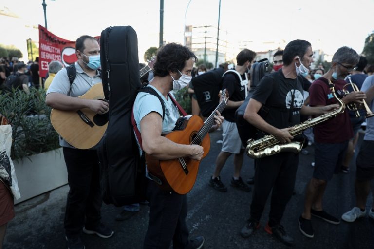 Εν χορδαίς και οργάνοις συλλαλητήριο καλλιτεχνών στα Προπύλαια