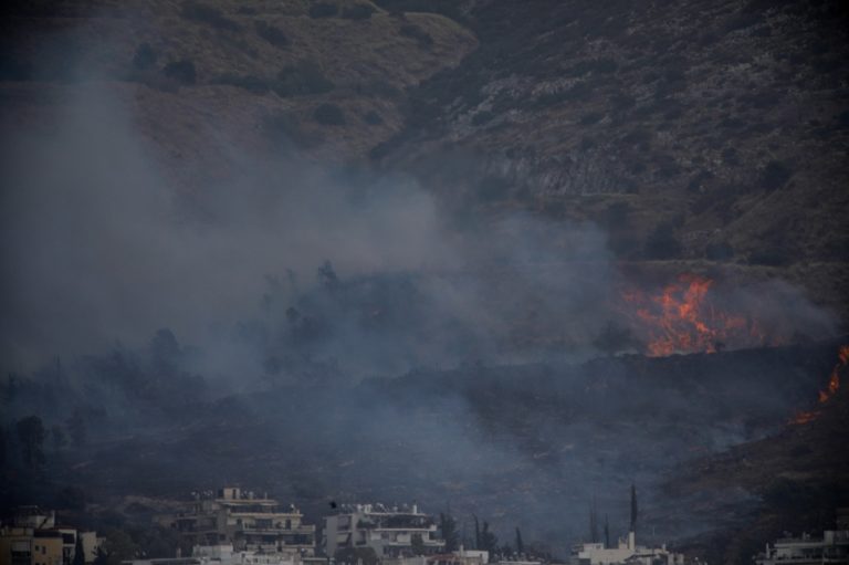 Χωρίς ενεργό μέτωπο η φωτιά στον Βύρωνα – Παραμένουν ισχυρές πυροσβεστικές δυνάμεις (video)