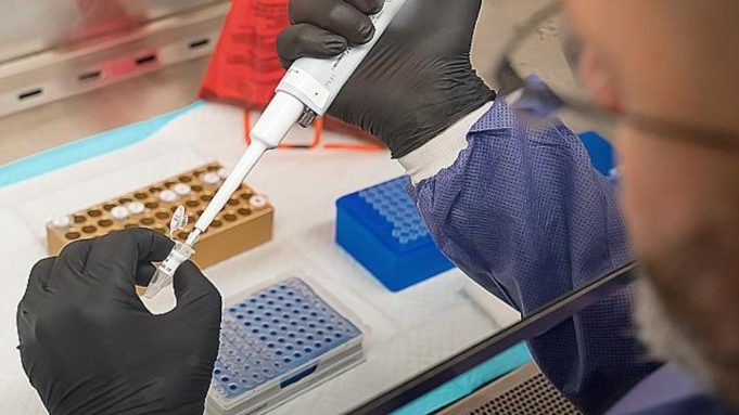 Τι είπαν Κοντοζαμάνης – Μαγιορκίνης για τη διενέργεια τεστ από ιδιωτικά εργαστήρια