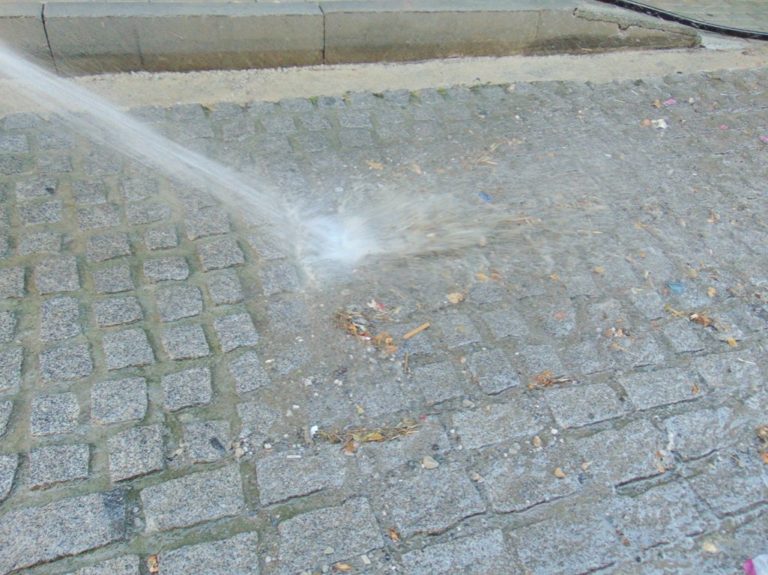 Γρεβενά: Πλύσιμο – απολύμανση κεντρικής οδού