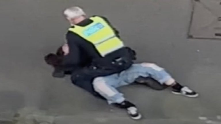Μελβούρνη: Βίντεο αστυνομικής βίας σε βάρος γυναίκας που δεν φορούσε μάσκα