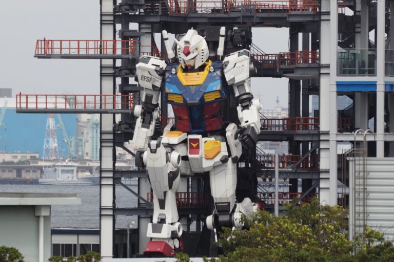 Το γιγαντιαίο ρομπότ Gundam έκανε την πρώτη του βόλτα στη Γιοκοχάμα (video)