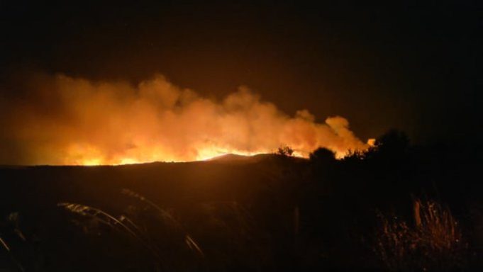 Αλεξανδρούπολη: Συνεχίζεται η μάχη με τις φλόγες – Δεν απειλούνται οικισμοί