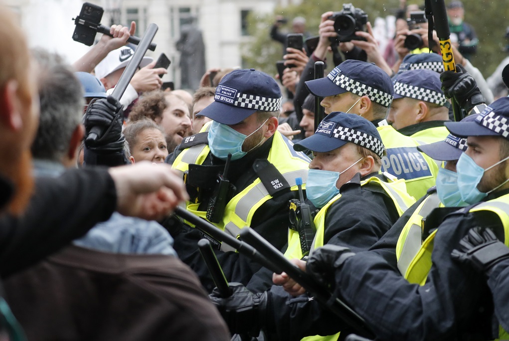 Λονδίνο: Αιματηρές συμπλοκές αστυνομικών – διαδηλωτών σε συγκέντρωση κατά των μέτρων