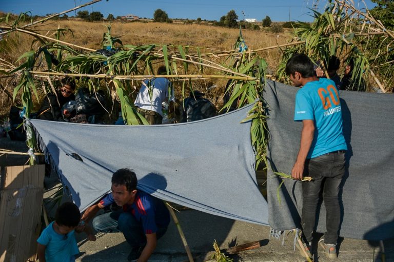 Χάος στη Μόρια – Μεταφέρονται σκηνές στο Καρά Τεπέ (video)