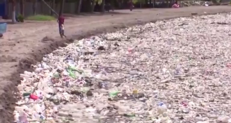 Τόνοι σκουπιδιών συσσωρευτήκαν σε παραλία της Ονδούρας